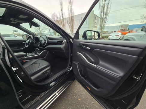 Used 2022 Toyota Highlander XSE image 11