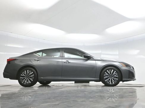 Used 2024 Nissan Altima 2.5 SV FWD image 59