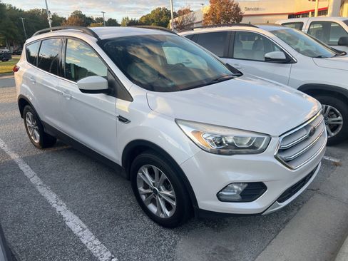 Used 2019 Ford Escape SEL image 2