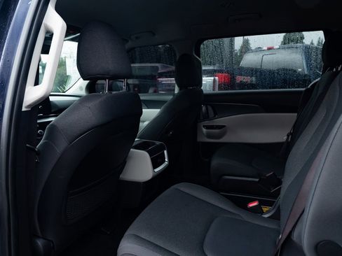 Used 2024 Kia Carnival LX image 21