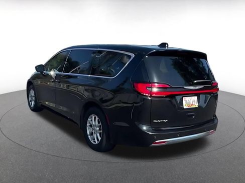 Used 2024 Chrysler Pacifica Touring-L FWD image 11