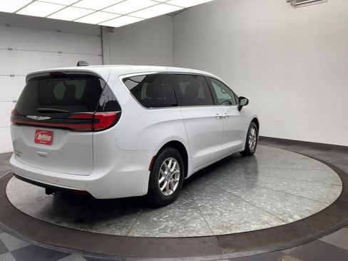 Used 2023 Chrysler Pacifica Touring FWD image 37