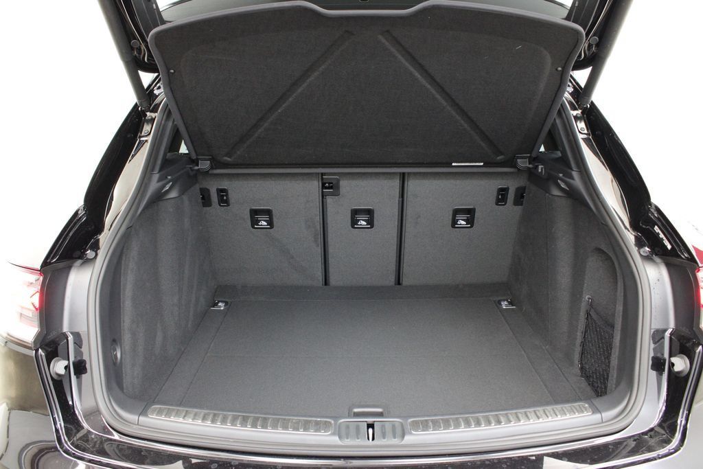 Certified 2025 Porsche Macan AWD/4WD image 38