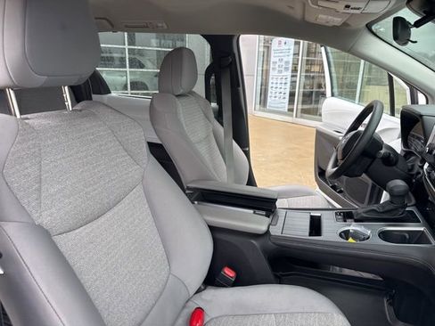 Used 2025 Toyota Sienna LE image 37