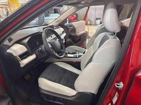 Used 2025 Mitsubishi Outlander SE image 6