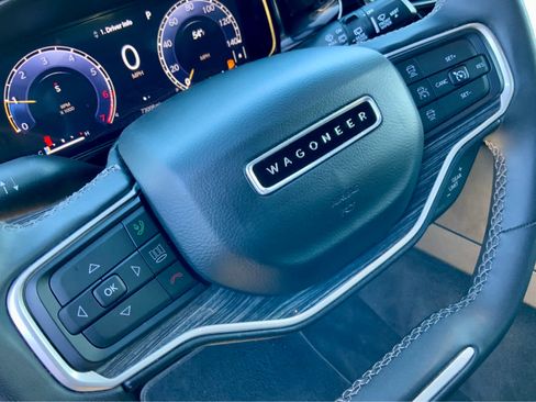 Used 2022 Jeep Wagoneer Series III w/ Flexible Seating Group image 36