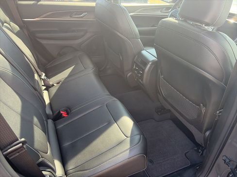 Used 2024 Jeep Grand Cherokee Limited w/ Black Appearance Package image 14