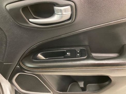 Used 2017 Jeep Compass Latitude w/ Cold Weather Group FWD image 34