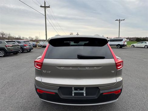 Used 2022 Volvo XC40 T4 Momentum image 20
