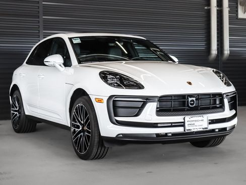 Certified 2025 Porsche Macan AWD/4WD image 7