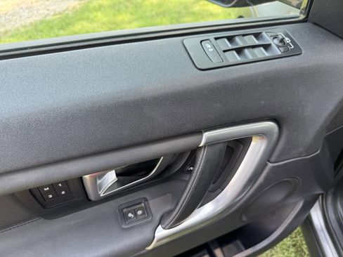 Used 2017 Land Rover Discovery Sport HSE image 10