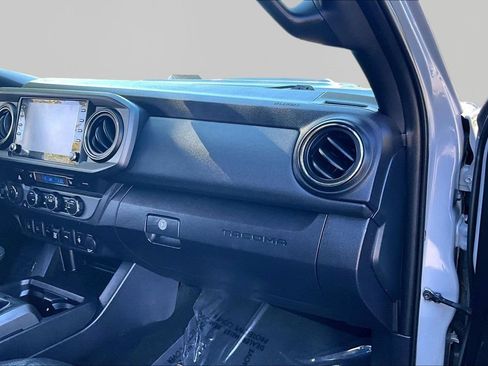 Used 2020 Toyota Tacoma TRD Sport w/ TRD Premium Sport Package AWD/4WD image 21