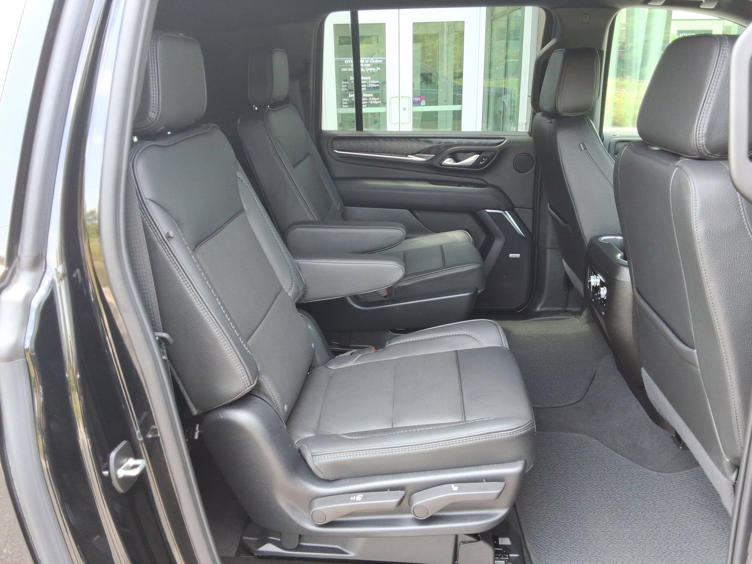 Used 2024 GMC Yukon XL Denali AWD/4WD image 37