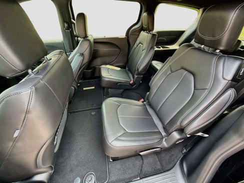 New 2027 Chrysler Pacifica Select AWD/4WD image 25