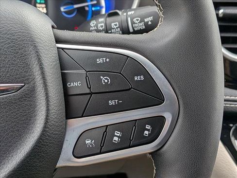 Used 2024 Chrysler Pacifica Select image 17