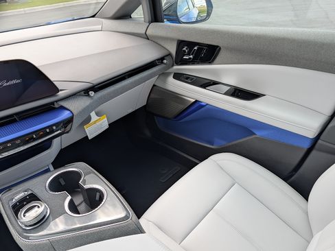 Used 2027 Cadillac Optiq Luxury w/ LPO, Floor Liner Package AWD/4WD image 12