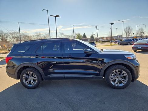 Used 2022 Ford Explorer XLT w/ Equipment Group 202A image 5