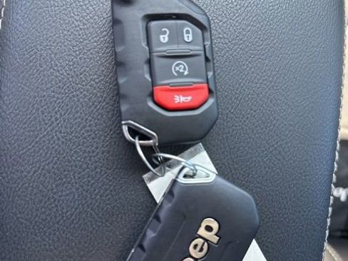 Used 2023 Jeep Wrangler Unlimited Sahara w/ Cold Weather Group AWD/4WD image 30