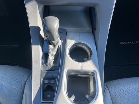 Used 2020 Toyota Avalon Limited image 32
