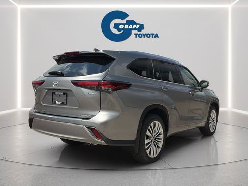 Used 2026 Toyota Highlander Platinum image 7