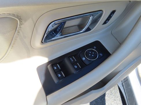 Used 2016 Ford Taurus SE image 12
