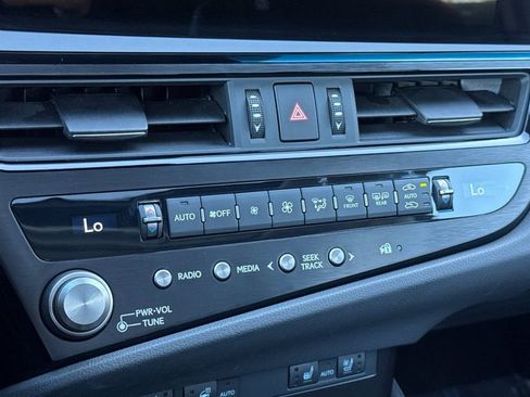 Used 2025 Lexus ES 300h w/ Premium Package FWD image 19