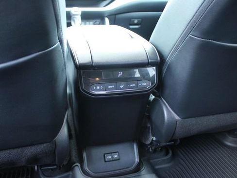 Used 2023 Toyota Highlander XLE AWD/4WD image 32