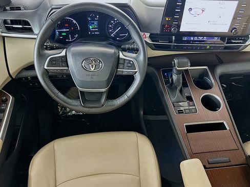 Used 2023 Toyota Sienna XLE FWD image 5