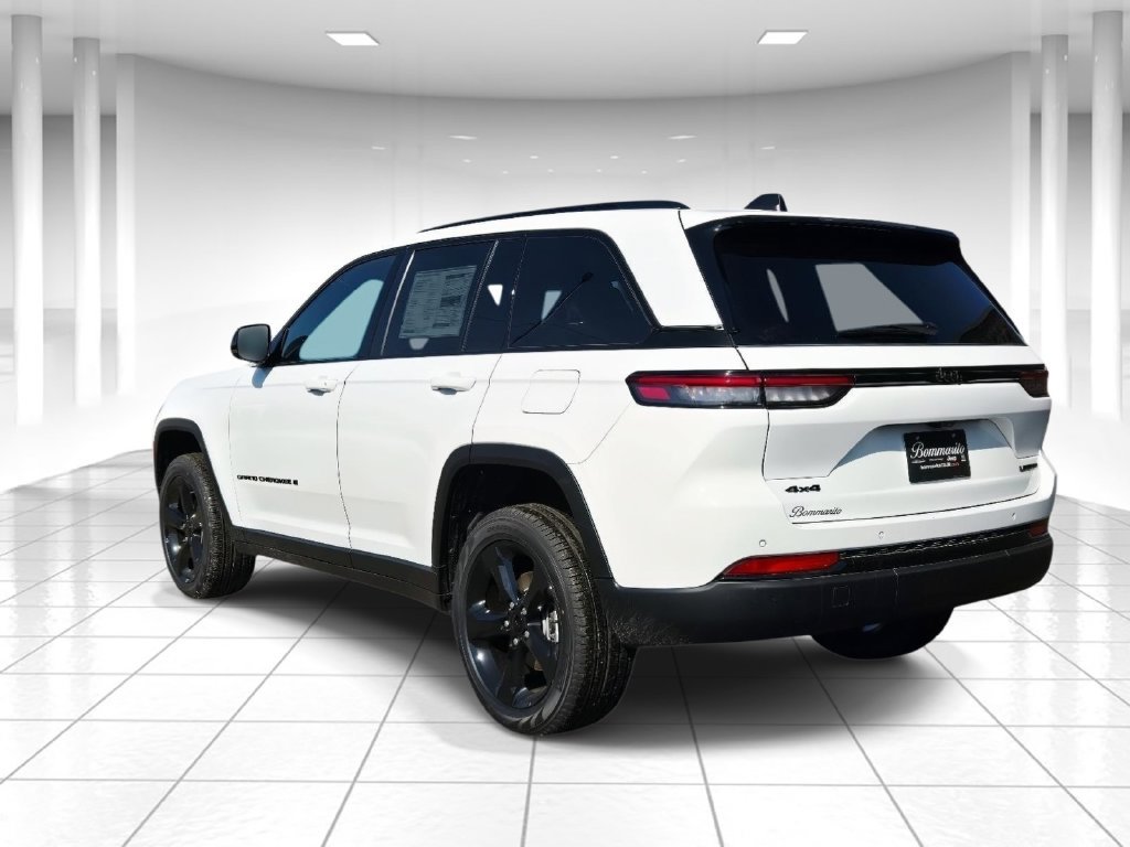 Certified 2025 Jeep Grand Cherokee Limited w/ Black Appearance Package AWD/4WD image 5