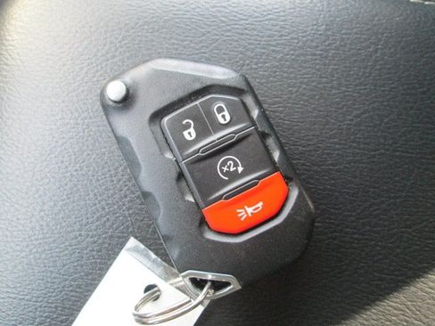 Used 2019 Jeep Wrangler Unlimited Sahara w/ Uconnect 4C Nav & Sound Group AWD/4WD image 23