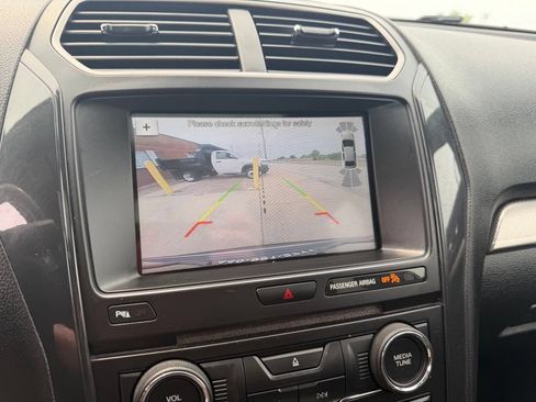 Used 2018 Ford Explorer XLT w/ Equipment Group 202A AWD/4WD image 27