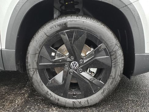 New 2026 Volkswagen Taos SE FWD image 12