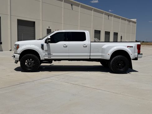 Used 2019 Ford F350 Lariat w/ Lariat Ultimate Package AWD/4WD image 2