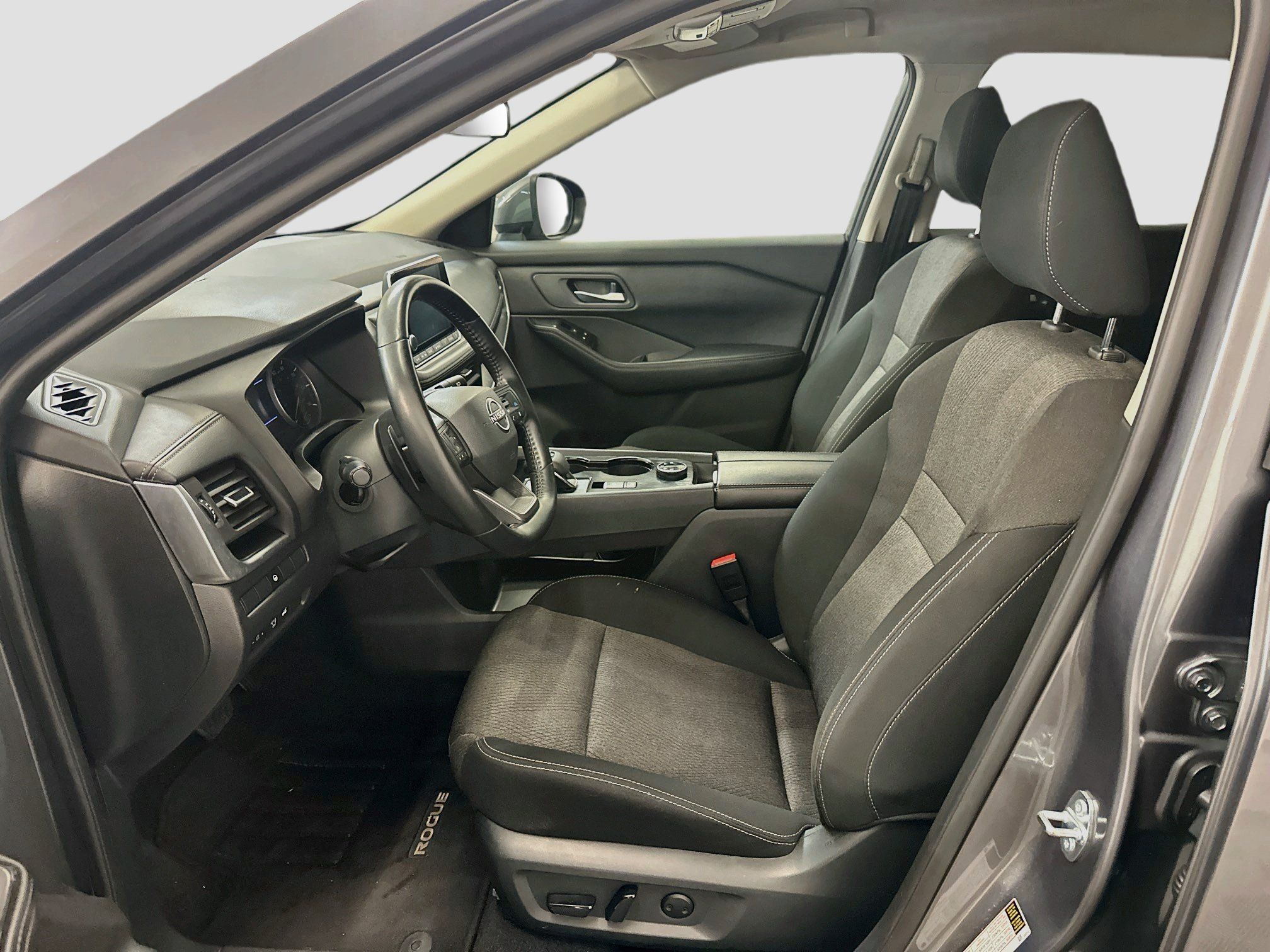 Used 2025 Nissan Rogue SV AWD/4WD image 13