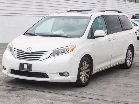 Used 2017 Toyota Sienna Limited image 5