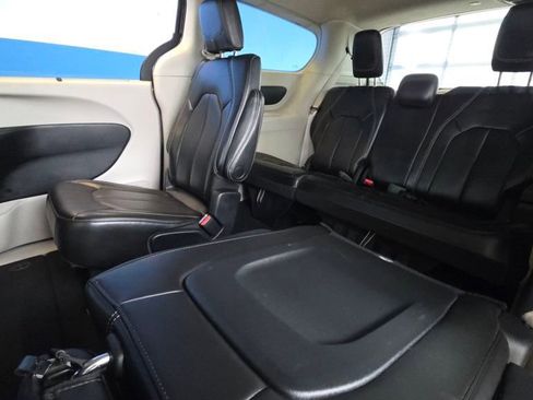 Used 2023 Chrysler Pacifica Touring-L image 22