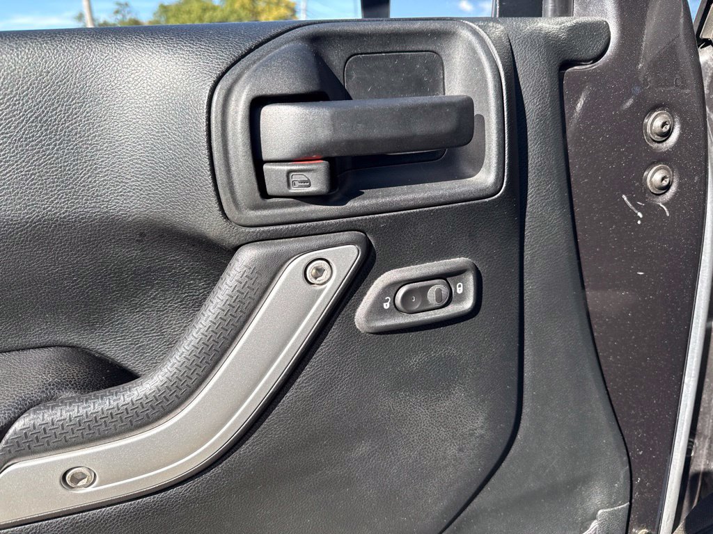 Used 2017 Jeep Wrangler Unlimited Sahara w/ Connectivity Group AWD/4WD image 25