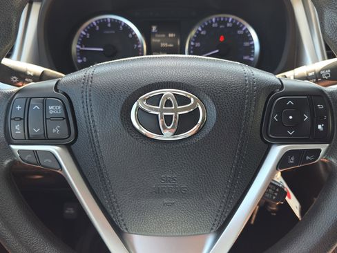 Used 2018 Toyota Highlander LE FWD image 28