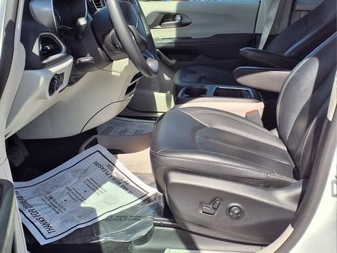 Used 2024 Chrysler Pacifica Touring-L FWD image 16