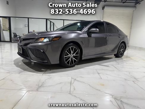 Used 2021 Toyota Camry SE image 1