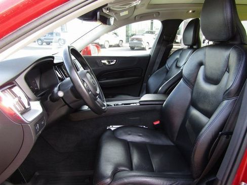 Used 2019 Volvo XC60 T5 Momentum w/ Premium Package image 9