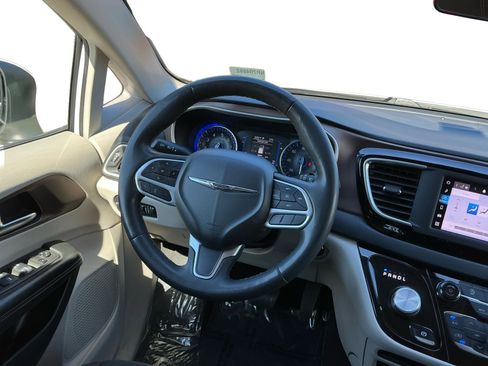 Used 2022 Chrysler Voyager LX image 10