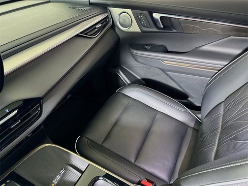 Used 2025 Buick Enclave Avenir image 23