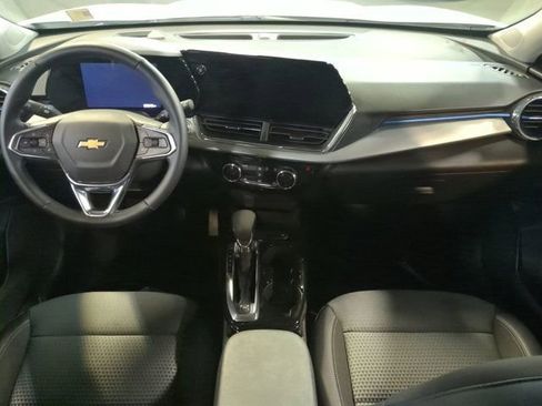 Used 2025 Chevrolet Trax LT w/ LT Convenience Package image 15