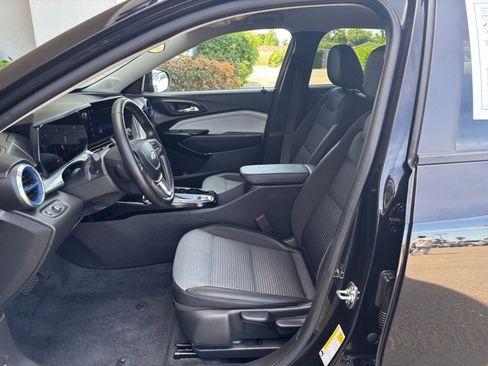 Used 2025 Chevrolet Trax LT w/ LT Convenience Package image 27