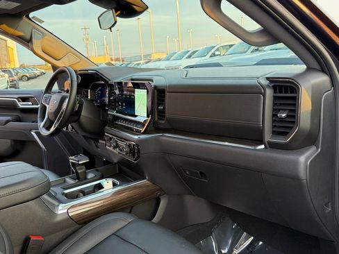 Used 2024 Chevrolet Silverado 1500 LT Trail Boss w/ LT Trail Boss Premium Package image 18