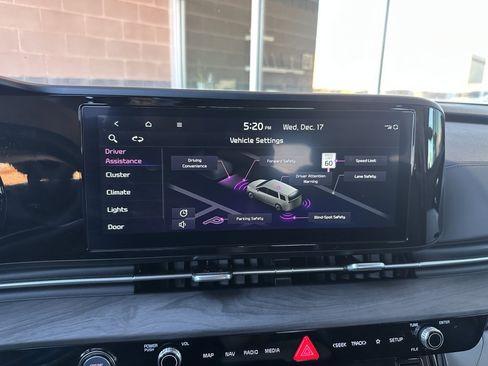 Used 2024 Kia Carnival EX image 24