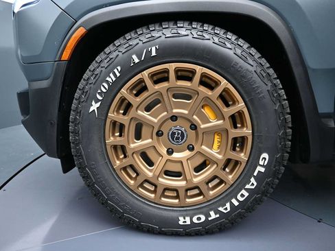 Used 2025 Rivian R1S Premium AWD/4WD image 24