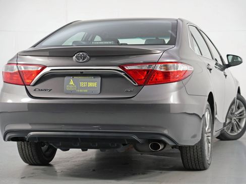 Used 2017 Toyota Camry SE image 4