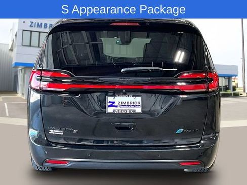 Used 2024 Chrysler Pacifica Premium FWD image 9